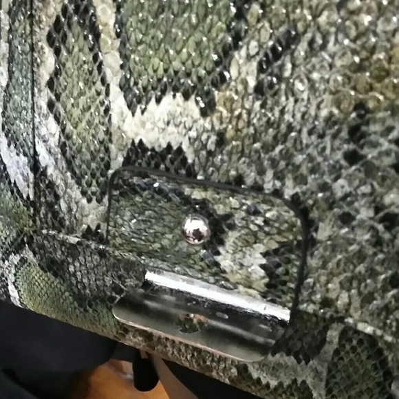 Faux snakeskin cross body purse - Picture 5 of 6